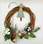 Χειροποίητο χριστουγεννιάτικο στεφάνι με έλατο και κλαδιά