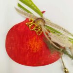 Ζωγραφισμένο ξύλινο ρόδι μαγνητάκι γούρι 2026 - Image 2