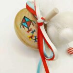 Χειροποίητη μπομπονιέρα βάπτισης ξύλινη σβούρα χαρταετός - Image 2