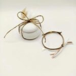 Χειροποίητη μπομπονιέρα μακαρόν με σπάγκο και φτερά - Image 2