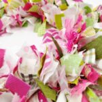 Χειροποίητο στεφάνι εξώπορτας φούξια από ρετάλια - Image 2