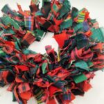 Χειροποίητο χριστουγεννιάτικο στεφάνι εξώπορτας με κουρελάκια - Image 2