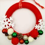 Χειροποίητο χριστουγεννιάτικο κόκκινο στεφάνι με χιονονιφάδες και μπάλες - Image 2