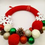Χειροποίητο χριστουγεννιάτικο κόκκινο στεφάνι με χιονονιφάδες και μπάλες - Image 3