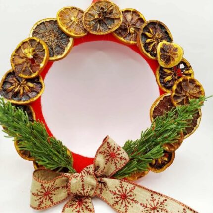 Χειροποίητο χριστουγεννιάτικο στεφάνι πόρτας με αποξηραμένα πορτοκάλια