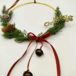 Χειροποίητος χρυσός χριστουγεννιάτικος κρίκος με κλαδιά και κουκουνάρια - Image 2