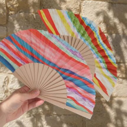 Ξύλινη βεντάλια με χρωματιστά κύματα